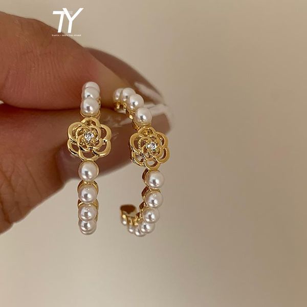 hoop & huggie 2021 classic pearl hollow camellia earrings korean fashion jewelry elegant accessories wedding girls earring for woman, Golden;silver
hoop & huggie 2021 classic pearl hollow camellia earrings korean fashion jewelry elegant accessories wedding girls earring for woman, Golden;silver
