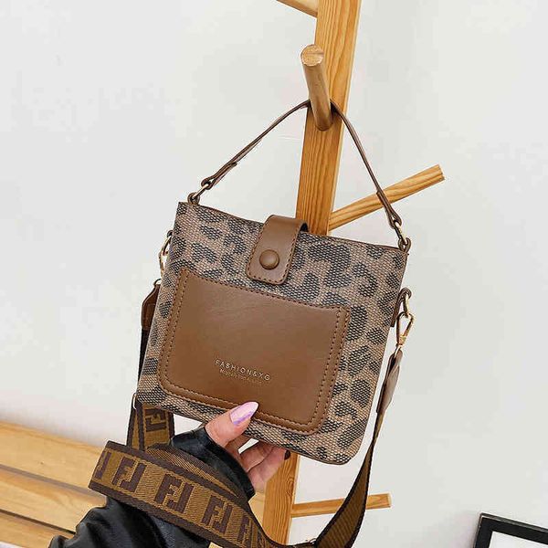 2022 factory outlet female fashion wide band single shoulder messenger bag autumn and winter texture foreign style portable bucket bag 19s7
2022 factory outlet female fashion wide band single shoulder messenger bag autumn and winter texture foreign style portable bucket bag 19s7