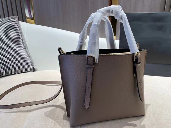 2021 luxury brand desiger shoulder messenger bags fashion lleather women's travel bag new fashion luxury women bag
2021 luxury brand desiger shoulder messenger bags fashion lleather women's travel bag new fashion luxury women bag