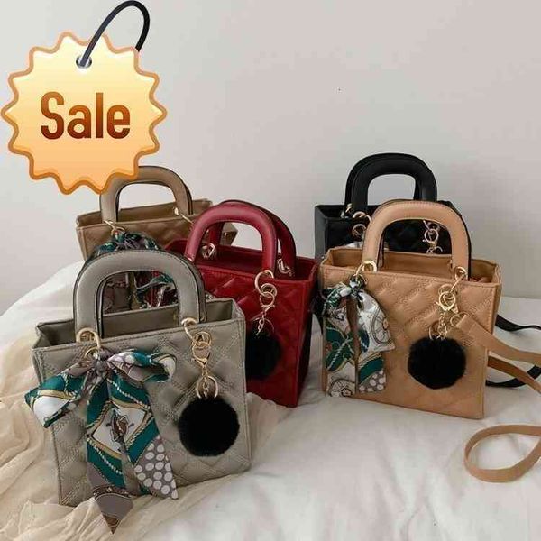 2021 spring new versatile wool ball diana messenger fashionable women's embroidered thread handbag single shoulder bag
2021 spring new versatile wool ball diana messenger fashionable women's embroidered thread handbag single shoulder bag
