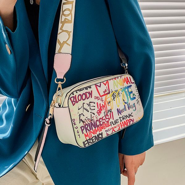 niche design high-end handbags 2021 new fashion wide shoulder strap messenger bag shoulder bag graffiti square bag width 21cm
niche design high-end handbags 2021 new fashion wide shoulder strap messenger bag shoulder bag graffiti square bag width 21cm