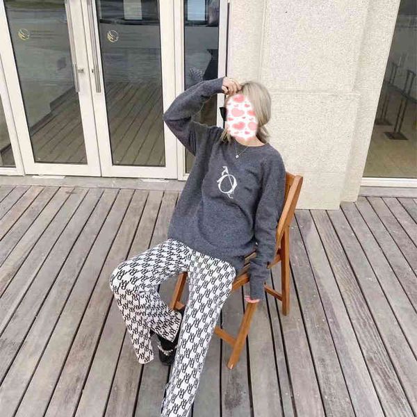 2022 factory wholesale new autumn fashion round neck casual loose thin temperament commuter long sleeved couple sweater, White;black
2022 factory wholesale new autumn fashion round neck casual loose thin temperament commuter long sleeved couple sweater, White;black
