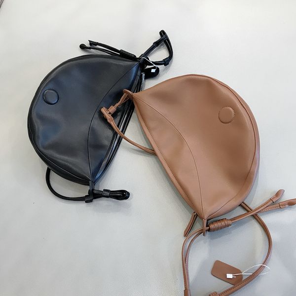 design hand autumn and french minority dumplings women's versatile ins18073 half moon large capacity cross chest bag fashion, Red;black
design hand autumn and french minority dumplings women's versatile ins18073 half moon large capacity cross chest bag fashion, Red;black