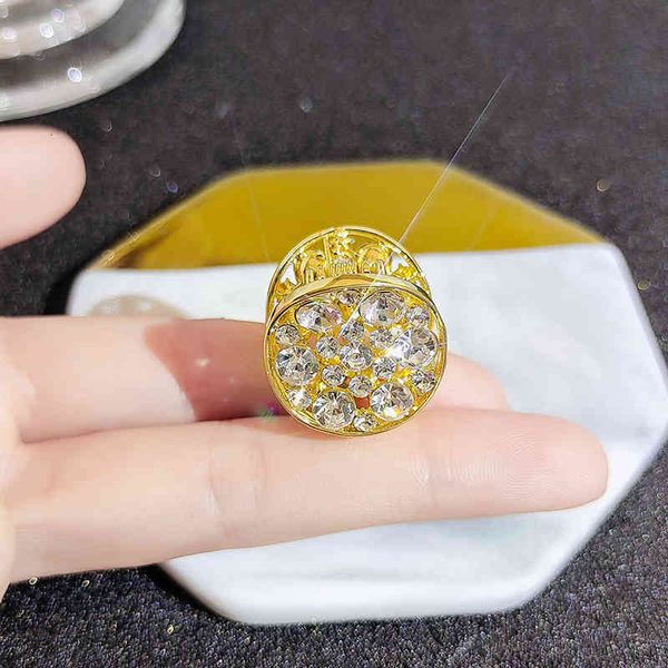 hair accessories small grab clip simple temperament versatile imitation crystal shark design sense circle hairpin women's trend in 2021, Golden;white
hair accessories small grab clip simple temperament versatile imitation crystal shark design sense circle hairpin women's trend in 2021, Golden;white