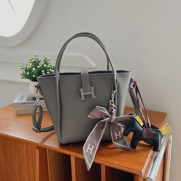 factory outlet design bag women 2021 new single shoulder messenger women's bag fashion bucket cabbage basket wide shoulder belt net red
factory outlet design bag women 2021 new single shoulder messenger women's bag fashion bucket cabbage basket wide shoulder belt net red
