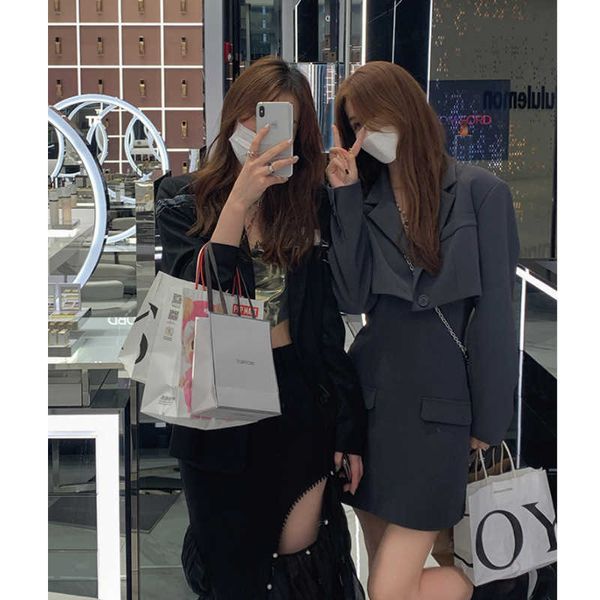 bloggers should wear a suit and suspender skirt to go out of the street, Black;gray
bloggers should wear a suit and suspender skirt to go out of the street, Black;gray