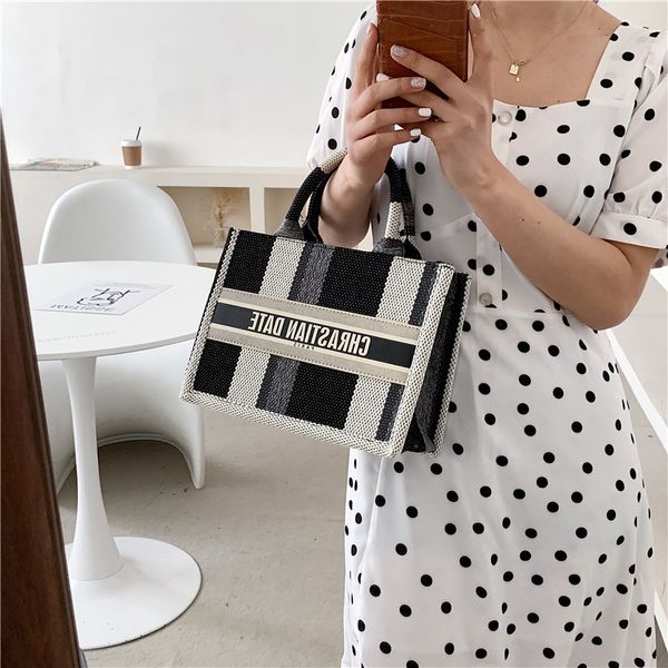 this year's popular bag women's summer handbag is small, textured and high-capacity net red purse
this year's popular bag women's summer handbag is small, textured and high-capacity net red purse