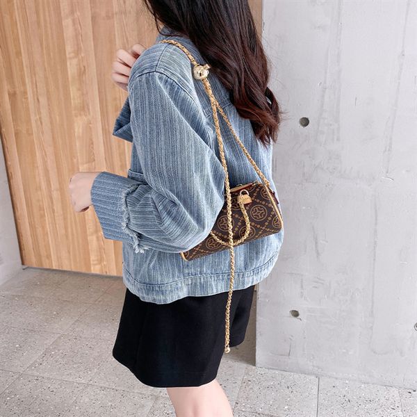 21 autumn new personalized simple pleated single shoulder bag women's texture inclined cross cylinder small square handbags sale
21 autumn new personalized simple pleated single shoulder bag women's texture inclined cross cylinder small square handbags sale