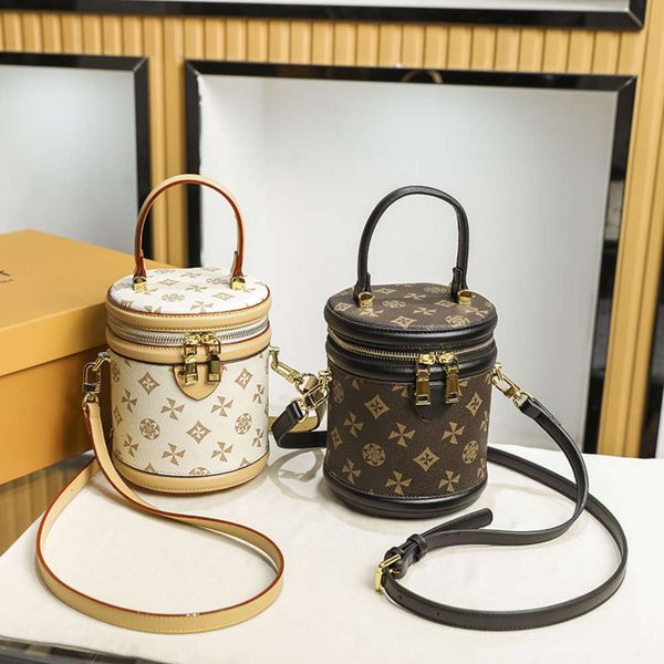 2021 round simple portable cylindrical bucket bag single shoulder diagonal cross printing lunch box color contrast bucket bag
2021 round simple portable cylindrical bucket bag single shoulder diagonal cross printing lunch box color contrast bucket bag