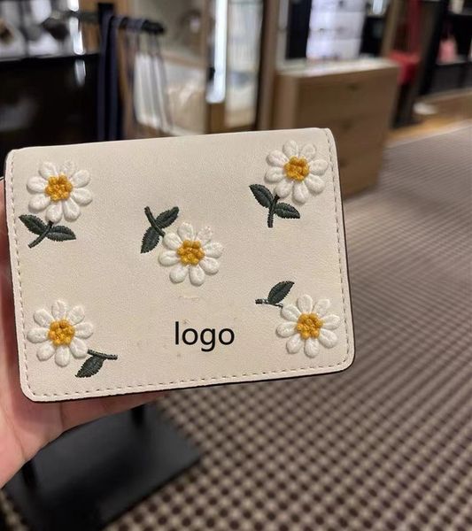 design hand 2021 new koujia flower chain card shoulder bag small daisy short embroidery zero wallet, Red;black
design hand 2021 new koujia flower chain card shoulder bag small daisy short embroidery zero wallet, Red;black