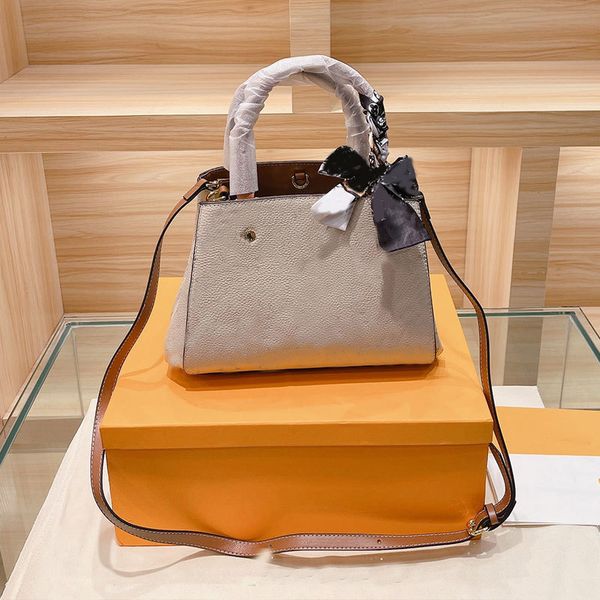 cowhide leather tote handbag cross body bag ajustable shoulder strap lager capacity fashion letter totes bags wallet hasp golden hardware
cowhide leather tote handbag cross body bag ajustable shoulder strap lager capacity fashion letter totes bags wallet hasp golden hardware