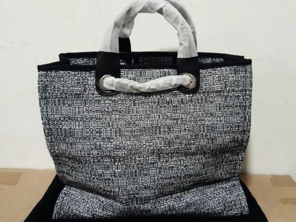 realfine bags a66941 38cm black color maxi shopping handbags lambskin leather purse for women gold/silver-tone metal hardware come with dust
realfine bags a66941 38cm black color maxi shopping handbags lambskin leather purse for women gold/silver-tone metal hardware come with dust