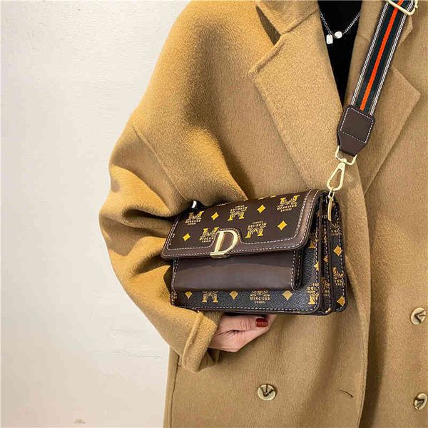2022 factory outlet printed square fashion letter small foreign style metal lock messenger women's bag e10d
2022 factory outlet printed square fashion letter small foreign style metal lock messenger women's bag e10d
