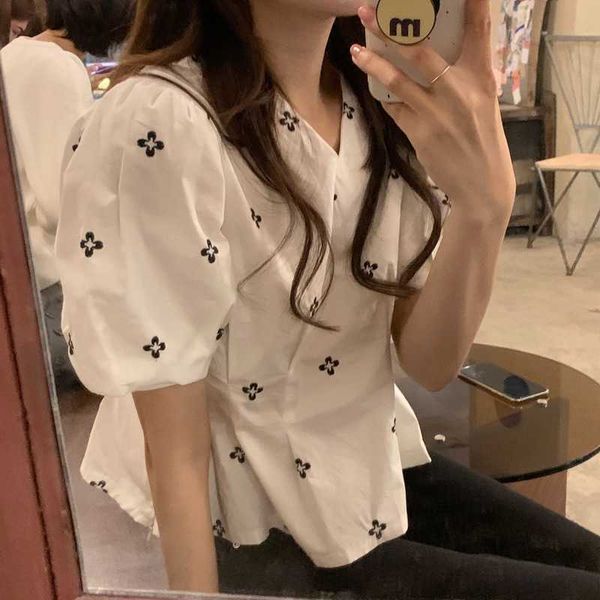 white v neck puff sleeve floral embroidery blouse women fashion sweet chic korean summer slim waist temperament short sleeve 210610
white v neck puff sleeve floral embroidery blouse women fashion sweet chic korean summer slim waist temperament short sleeve 210610