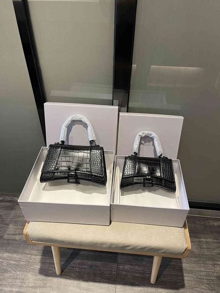 2021 latest hourglass bags catwalk style designers womens handbags purses classic high-end hardware shoulder bag two sizes, multi-color
2021 latest hourglass bags catwalk style designers womens handbags purses classic high-end hardware shoulder bag two sizes, multi-color