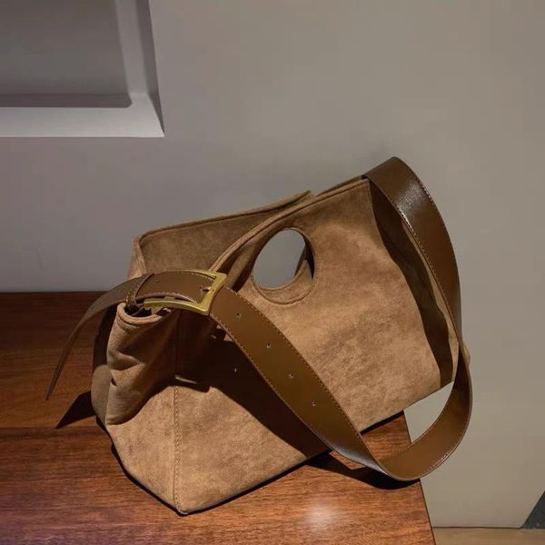 evening bags luxury designer handbag suede ladies bag 2021 trend single shoulder solid color buckle messenger korean style totes
evening bags luxury designer handbag suede ladies bag 2021 trend single shoulder solid color buckle messenger korean style totes