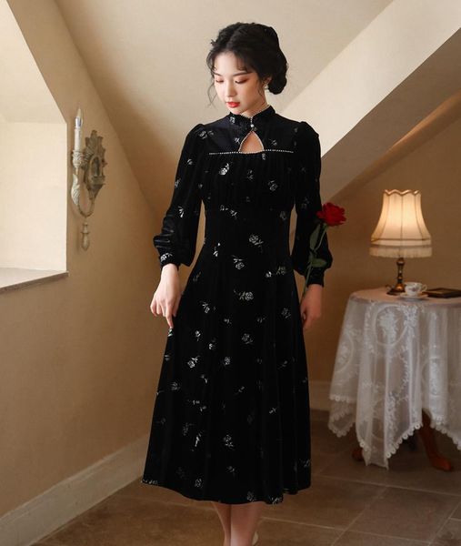 casual dresses 2021 winter women's wear chinese style retro pearl collar silver rose cheongsam slim black medium length dress, Black;gray
casual dresses 2021 winter women's wear chinese style retro pearl collar silver rose cheongsam slim black medium length dress, Black;gray