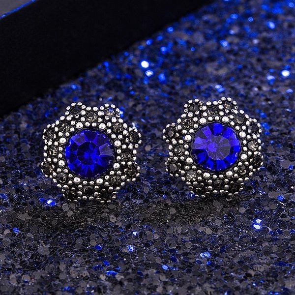 stud advanced sense of retro emerald earrings, female flowers, cold european and american temperament, earrings earrings., Golden;silver
stud advanced sense of retro emerald earrings, female flowers, cold european and american temperament, earrings earrings., Golden;silver
