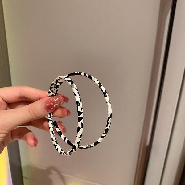 hoop & huggie minar sweet cool black white contrast color pu leather earrings large hollow round circle for women jewelry 2021, Golden;silver
hoop & huggie minar sweet cool black white contrast color pu leather earrings large hollow round circle for women jewelry 2021, Golden;silver