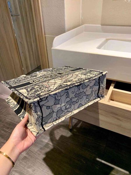 limited edition canvas embroidered bag presbyopic large capacity portable shopping bags for women
limited edition canvas embroidered bag presbyopic large capacity portable shopping bags for women