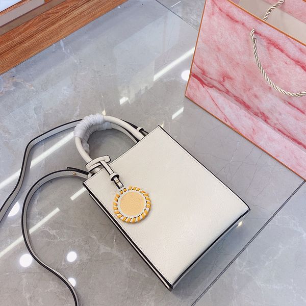 designer cross body bag handbags shoulder bags luxury handbag composite genuine leather high-quality 3 colors with original box 2 size 17*21
designer cross body bag handbags shoulder bags luxury handbag composite genuine leather high-quality 3 colors with original box 2 size 17*21