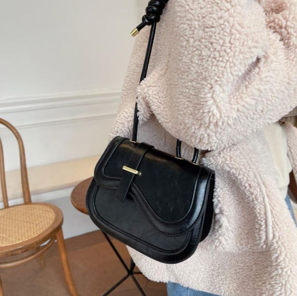 women's bag casual tide simple arrow shoulder messenger retro saddle bags
women's bag casual tide simple arrow shoulder messenger retro saddle bags