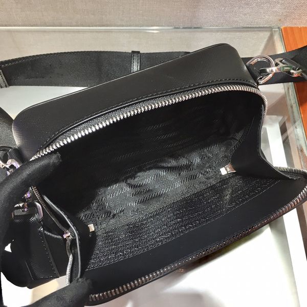 cross - striped cowhide drawing metal especially to show the texture graceful bag it can accommodate a variety of everyday items 2vh070 fash
cross - striped cowhide drawing metal especially to show the texture graceful bag it can accommodate a variety of everyday items 2vh070 fash