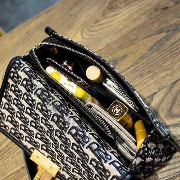 ins super fire women's 2021 new korean broadband small square advanced sense net red messenger bag
ins super fire women's 2021 new korean broadband small square advanced sense net red messenger bag