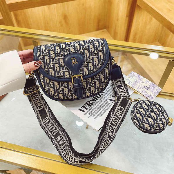 2022 factory wholesale new net red soft leather bag women's spring new fashion saddle bag messenger semi-circular embroidery canvas sin
2022 factory wholesale new net red soft leather bag women's spring new fashion saddle bag messenger semi-circular embroidery canvas sin
