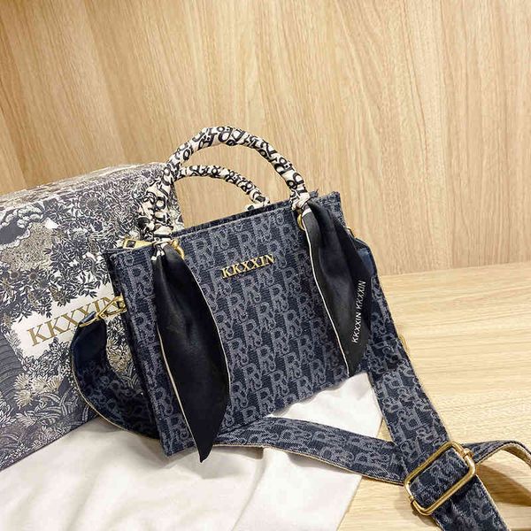 2022 factory wholesale new model bag women's silk scarf portable oblique cross embroidered small square versatile trend single shoulder
2022 factory wholesale new model bag women's silk scarf portable oblique cross embroidered small square versatile trend single shoulder