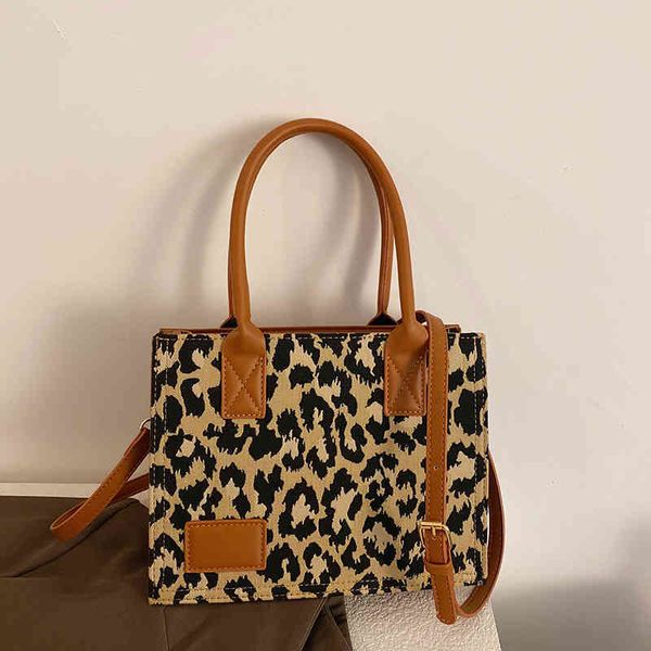 2022 factory wholesale new japanese and korean women's fashion large capacity simple contrast color handbag one shoulder leisure tote b
2022 factory wholesale new japanese and korean women's fashion large capacity simple contrast color handbag one shoulder leisure tote b