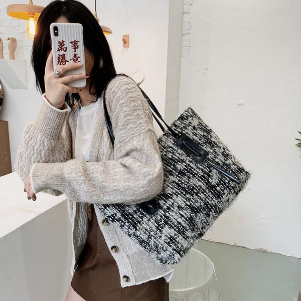 fashion splicing color plush handbags women large capacity portable totes lady shoulder shopping bag
fashion splicing color plush handbags women large capacity portable totes lady shoulder shopping bag