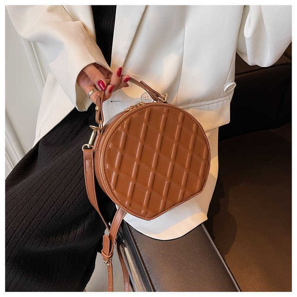 net red portable small bag women's 2021 autumn fashion trend with round menger foreign style single shoulder
net red portable small bag women's 2021 autumn fashion trend with round menger foreign style single shoulder