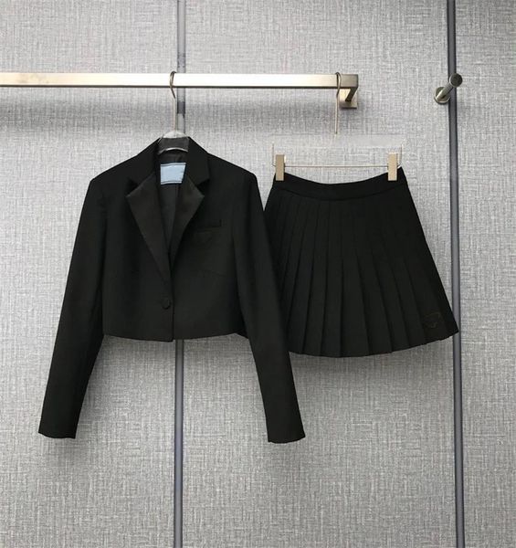 22ss two piece dress early spring series women's triangle + short pleated skirt 2 pcs suit set fashionable style quality, White
22ss two piece dress early spring series women's triangle + short pleated skirt 2 pcs suit set fashionable style quality, White