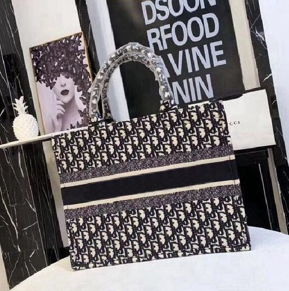 the designers 2021 soft leather women handbag logo capacity tote bags fashion makeup luxurys brang bag -d1395, Red;black
the designers 2021 soft leather women handbag logo capacity tote bags fashion makeup luxurys brang bag -d1395, Red;black