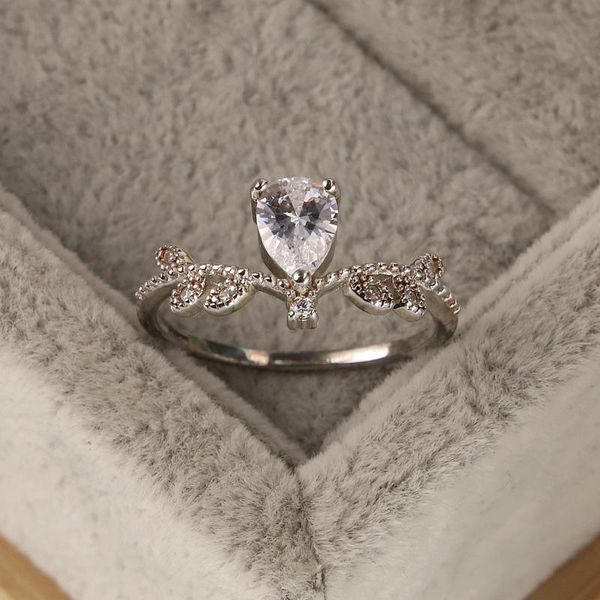 Cluster Rings Ladies Classic Engagement Ring White Round Zircon Female Rhinestone Wedding CZ Jewelry, Golden;silver
Cluster Rings Ladies Classic Engagement Ring White Round Zircon Female Rhinestone Wedding CZ Jewelry, Golden;silver