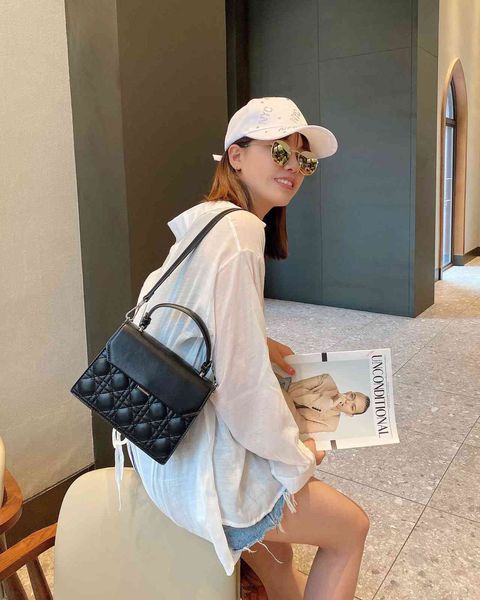 bag women's 2021 spring and summer messenger korean wide shoulder belt portable small square net red same single, Black;red
bag women's 2021 spring and summer messenger korean wide shoulder belt portable small square net red same single, Black;red