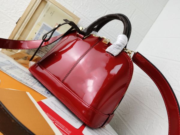 high-quality shell bags patent leather shiny face single-shoulder messenger bag, embossed fashion underarm pockets, red side backpack
high-quality shell bags patent leather shiny face single-shoulder messenger bag, embossed fashion underarm pockets, red side backpack