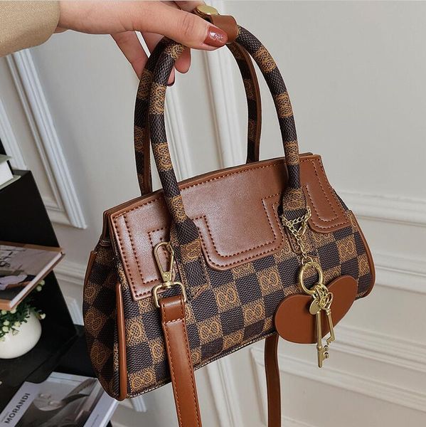 wholesale factory womens leathers bags street fashion brown messenger handbags simple atmosphere plaid handbag fashion color matching leathe
wholesale factory womens leathers bags street fashion brown messenger handbags simple atmosphere plaid handbag fashion color matching leathe
