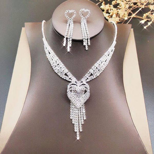 earrings & necklace luxury shiny zircon crystal silver color heart-shaped for women trendy jewelry set gift banquet accessories
earrings & necklace luxury shiny zircon crystal silver color heart-shaped for women trendy jewelry set gift banquet accessories