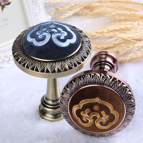 2pcs chinese flannel embroidered curtain hook wall hook retro boutique curtain accessories
2pcs chinese flannel embroidered curtain hook wall hook retro boutique curtain accessories
