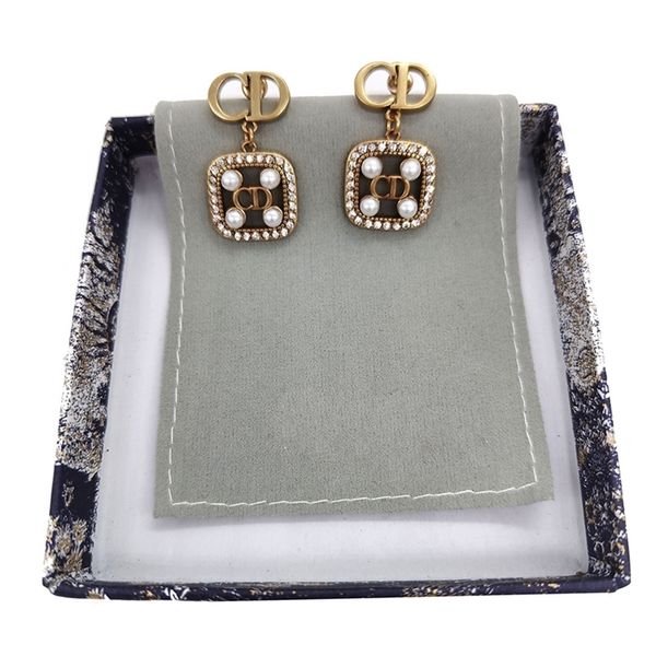 85% off factory clearance family earrings women's new simple letters pearl strand empty comfortable and fashionable silver needle, Golden
85% off factory clearance family earrings women's new simple letters pearl strand empty comfortable and fashionable silver needle, Golden