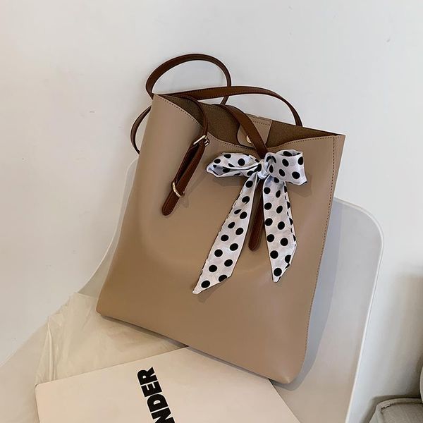 evening bags original brand bag female 2021 fashion handbag shoulder large capacity tote underarm
evening bags original brand bag female 2021 fashion handbag shoulder large capacity tote underarm
