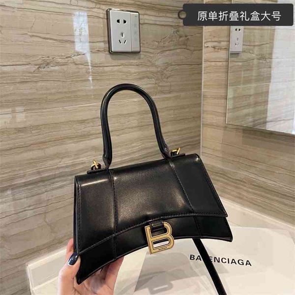 handbag plain leather hourglass bag trapezoidal flap little red book ins versatile messenger size: 23x15cm designers s hileng
handbag plain leather hourglass bag trapezoidal flap little red book ins versatile messenger size: 23x15cm designers s hileng