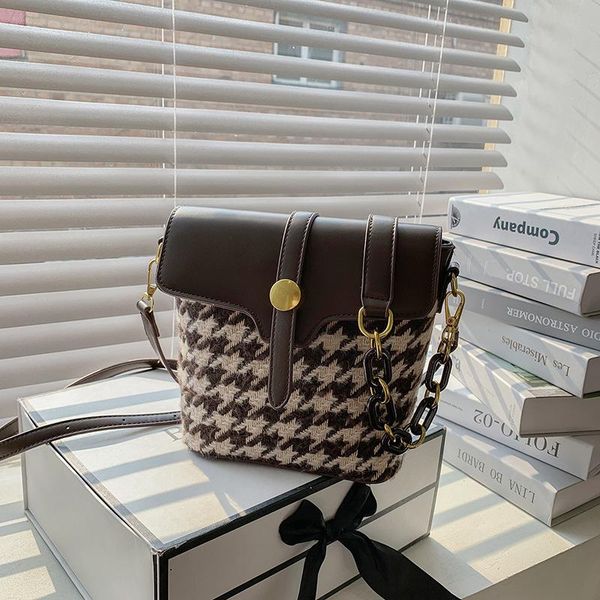 cross body temperament bag plaid bucket 2021 fashion shoulder messenger solid color flip
cross body temperament bag plaid bucket 2021 fashion shoulder messenger solid color flip
