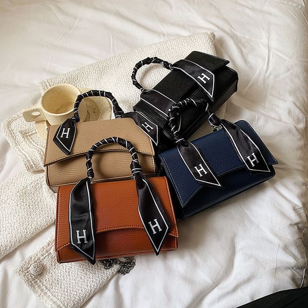 luxury handbags lizard 2021 new semi shaped portable single shoulder curved cover snake pattern chain messenger women's bag
luxury handbags lizard 2021 new semi shaped portable single shoulder curved cover snake pattern chain messenger women's bag