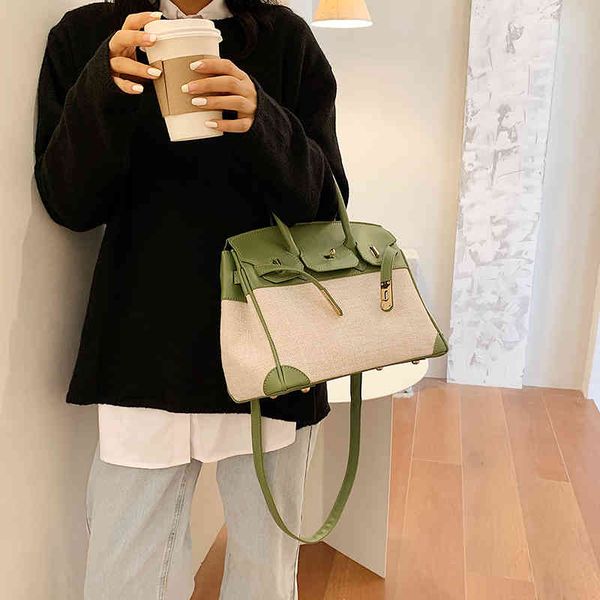 new popular splicing color contrast single shoulder messenger with foreign texture and large capacity portable tote bag
new popular splicing color contrast single shoulder messenger with foreign texture and large capacity portable tote bag