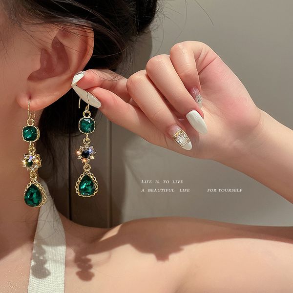 korean long diamond emerald ear hook earrings water drop flower zircon retro jewelry temperament entry luxury earrings female, Golden;silver
korean long diamond emerald ear hook earrings water drop flower zircon retro jewelry temperament entry luxury earrings female, Golden;silver