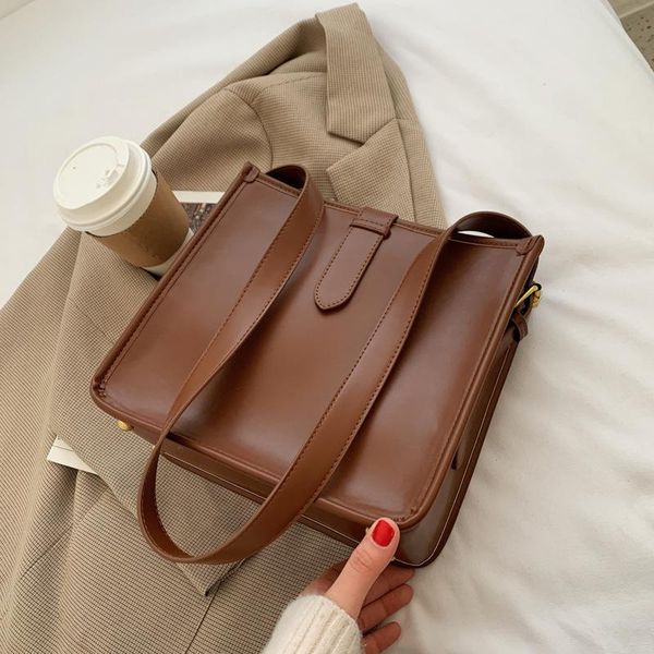 large capacity ladies shoulder bag 2021 new solid color pu bucket bag all-match messenger shopping travel armpit women
large capacity ladies shoulder bag 2021 new solid color pu bucket bag all-match messenger shopping travel armpit women