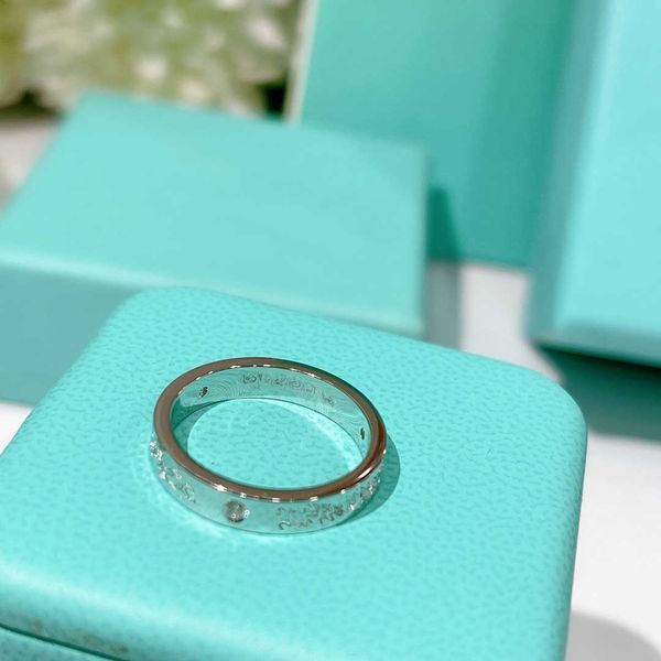 2021 luxurys designers couple ring with clear lettering, fine workmanship, full personality, engagement jewelry box, gold and silver gifts
2021 luxurys designers couple ring with clear lettering, fine workmanship, full personality, engagement jewelry box, gold and silver gifts